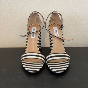 NWOT Steve Madden Carrson Sandals